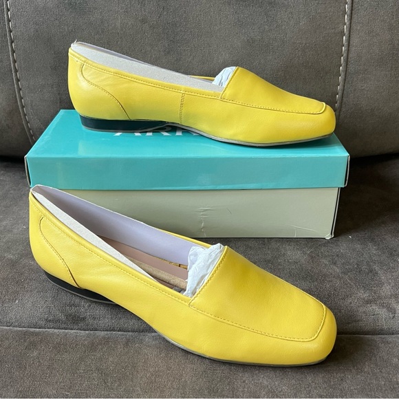 Array Freedom Leather Yellow Women's Flats - Picture 1 of 5